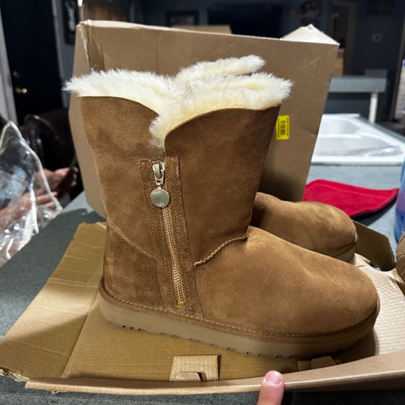 Uggg Bailey zip up boots - Picture 2 of 8